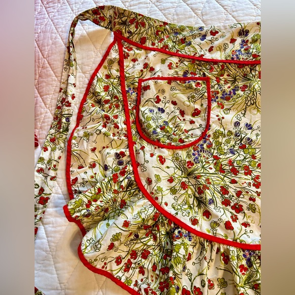 Half Apron with Ruffle Edge - Picture 3 of 4